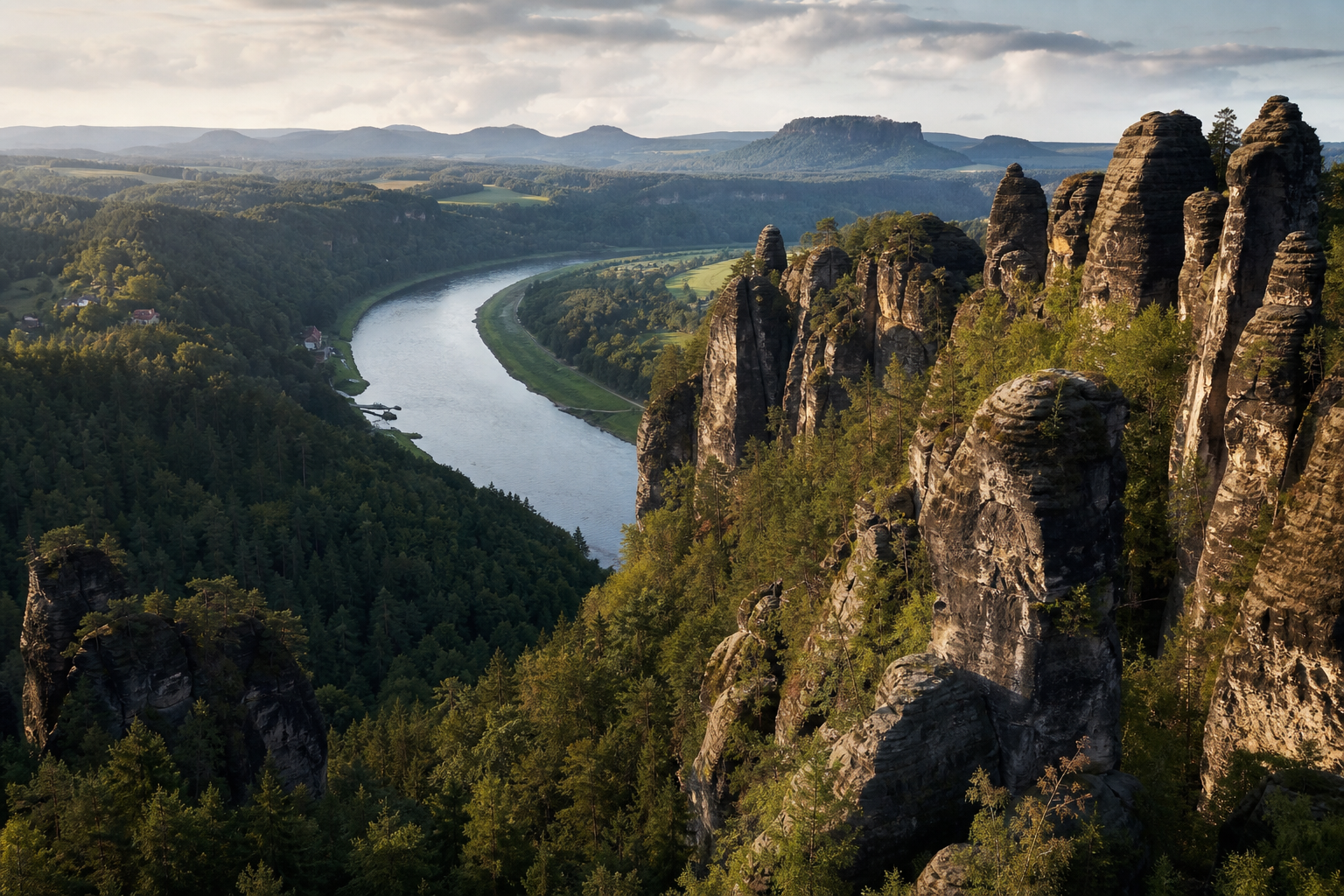 Felsformationen und dichte Wälder in der Sächsischen Schweiz über der Elbe
